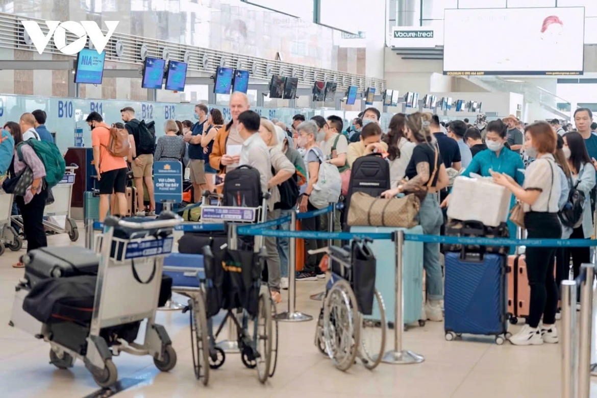 To ensure a smooth journey during the April 3- and May 1 holiday period, travelers are advised to book tickets early, plan their trips carefully, and arrive at the airport well in advance to avoid the risk of missing flights.