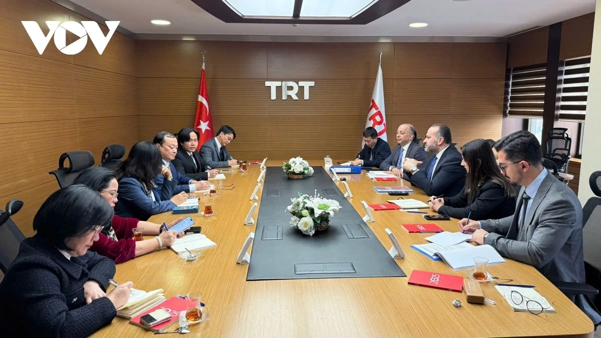 VOV President Do Tien Sy and TRT Director General Mehmet Zahid Sobacı discuss cooperation between the two media agencies.