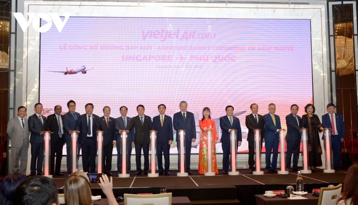 Party General Secretary To Lam who begins an official visit to Singapore on March 11 attends the announcement of the Phu Quoc - Singapore direct air route.