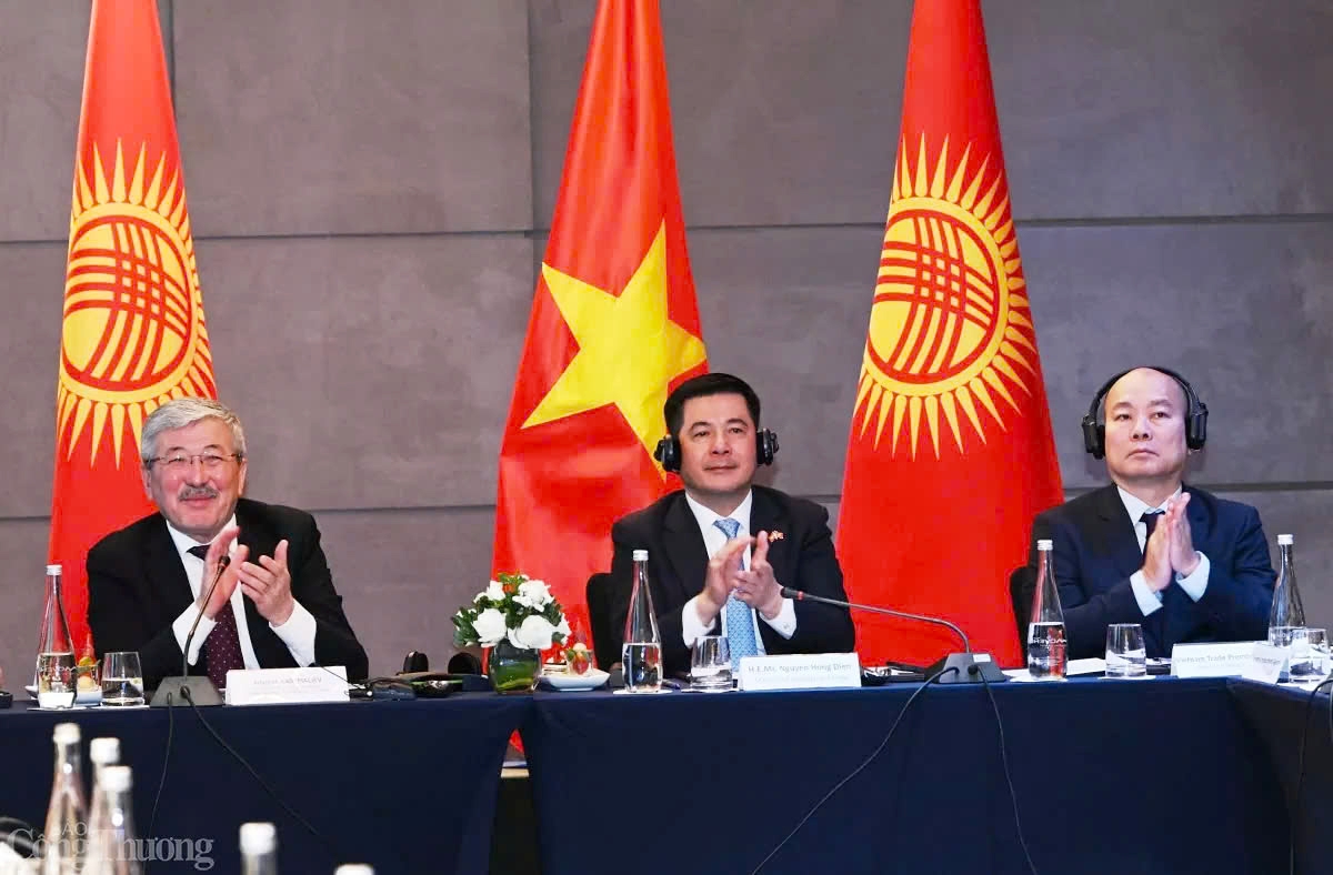 Kyrgyzstan Prime Minister Adylbek Kasymaliev (first from left) and Vietnamese Minister of Industry and Trade Nguyen Hong Dien at the meeting between Vietnamese and Kyrgyz businesses in Hanoi on March 7. (Photo: congthuong.vn)