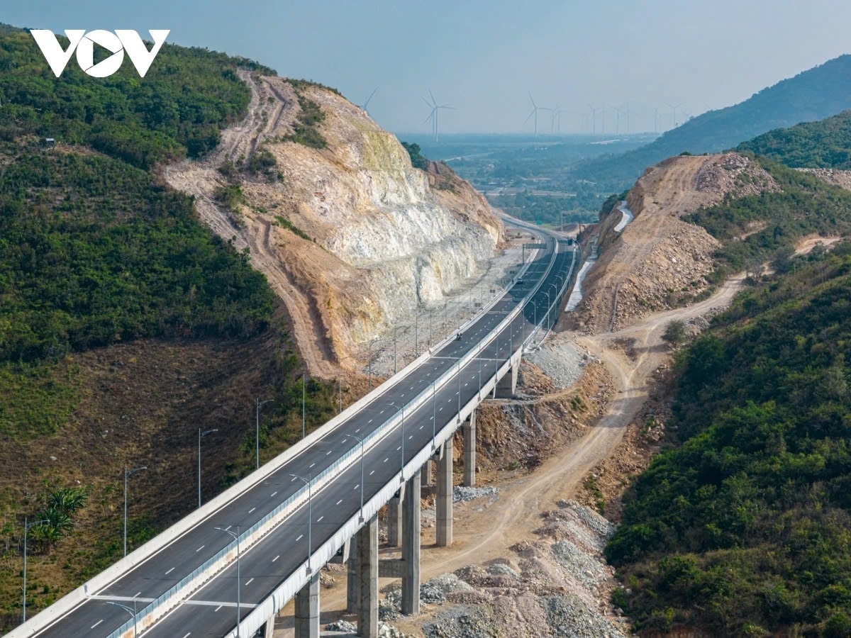 The government of Vietnam has set a target to complete 3,000 km of expressways by the end of 2025