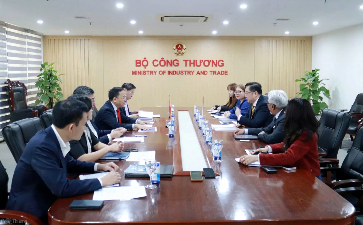 Vietnamese Deputy Minister of Industry and Trade Nguyen Hoang Long and Malaysian Ambassador Dato’ Tan Yang Thai explore the possibility of increasing cooperation on renewable energy development between the two countries. (Photo: congthuong.vn)