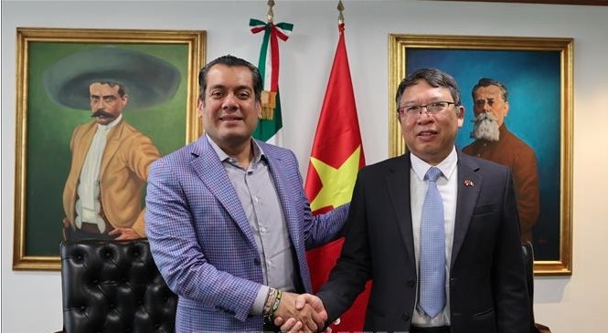 Vietnamese Ambassador to Mexico Nguyen Van Hai and President of the Mexican Chamber of Deputies Sergio Carlos Gutiérrez Luna (Photo: VNA) .