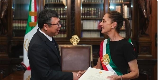 Vietnamese Ambassador to Mexico Nguyen Van Hai (left) presents State President Luong Cuong's credentials to Mexican President Claudia Sheinbaum. 