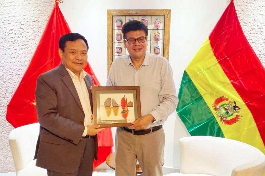 Ambassador Bui Van Nghi (left) and Miguel Angel Perez Pena, Honorary Consul of Vietnam in Bolivia