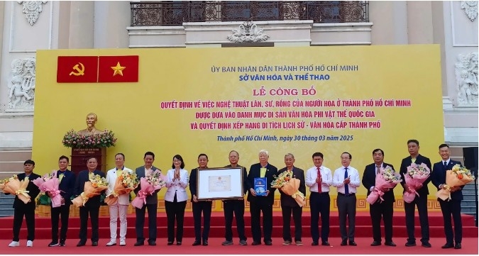 Presenting the national intangible cultural heritage certificate for the lion, unicorn, and dragon dance of the Chinese community in Ho Chi Minh City