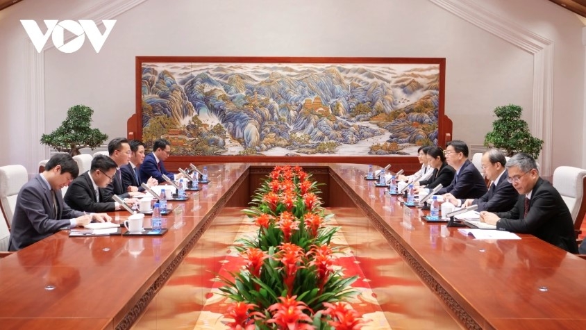 Secretary of the Hung Yen Provincial Party Committee Nguyen Huu Nghia meets with leaders of the Beijing municipal Party Committee.