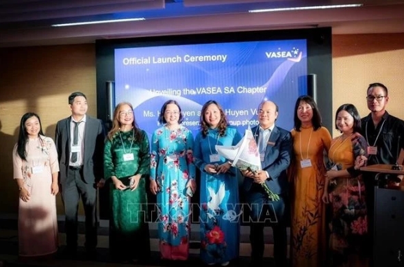 The executive board of the Vietnam-Australia Scholars &amp; Experts Association (VASEA)'s chapter in South Australia poses for a group photo at the launching ceremony.