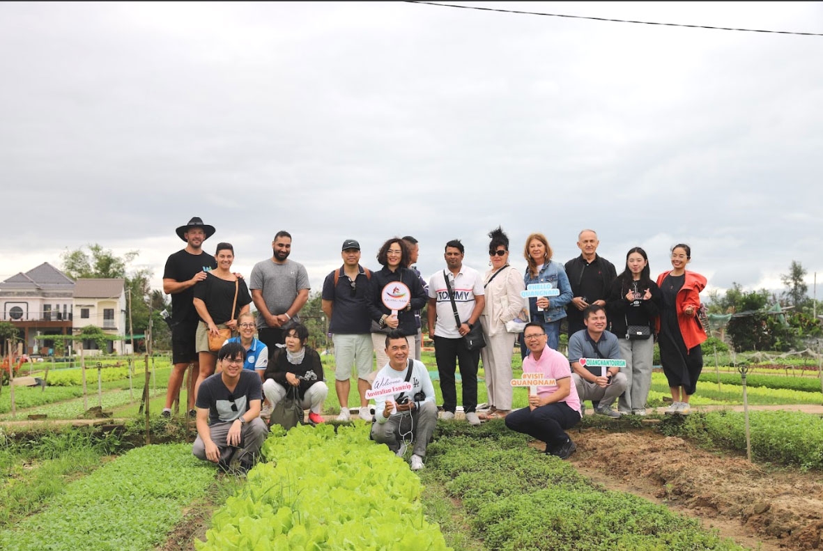 Australian famtrip delegation experience farming work in eco-agri-tourism site Tra Que village. (Photo: toquoc.vn)