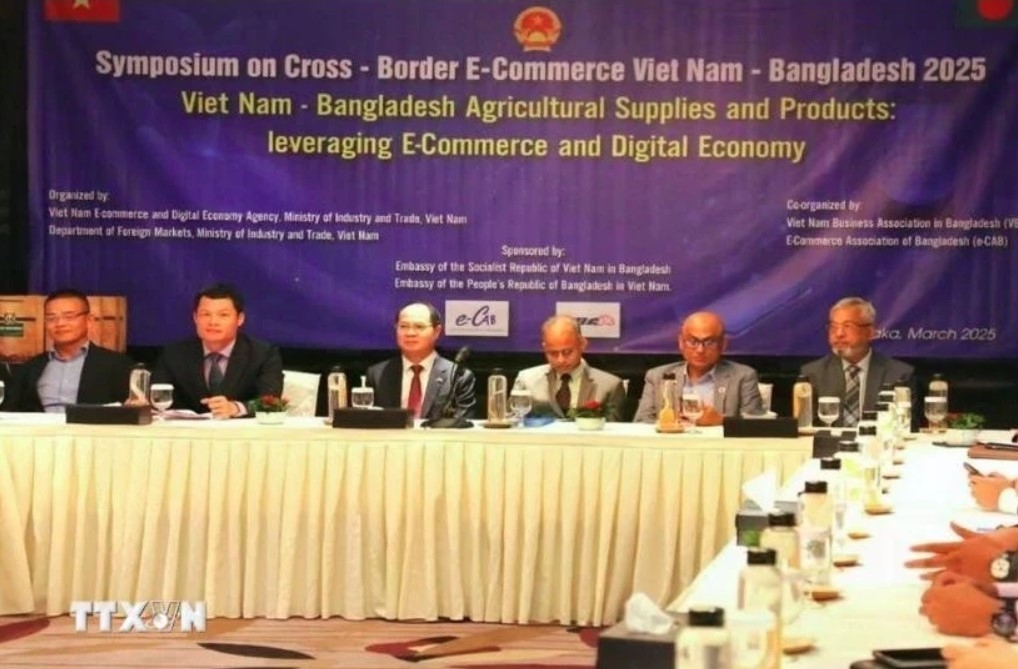 Ambassador Nguyen Manh Cuong (third from left) and leaders of relevant agencies from Vietnam and Bangladesh