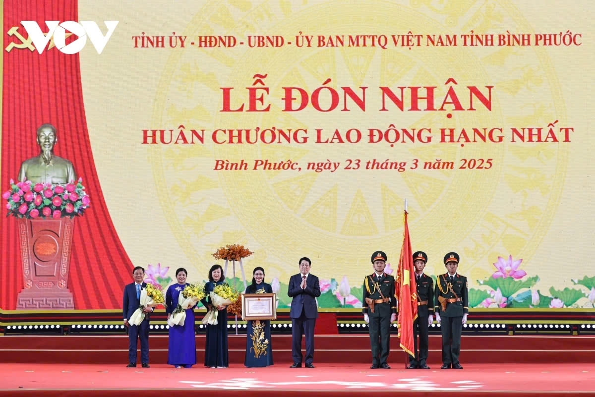 President Luong Cuong presents the Labour Order, First Class, to Binh Phuoc province in recognition of its contributions to national development