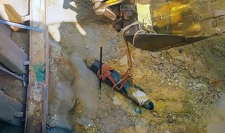 A wartime bomb is found in Ky Anh town of Ha Tinh province, central Vietnam. (Photo: tienphong.vn)