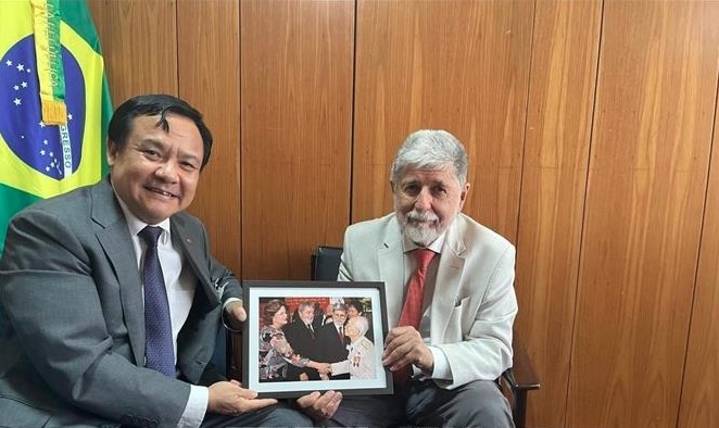 Special Advisor to the Brazilian President Celso Amorim (R) receives Vietnamese Ambassador Bui Van Nghi
(Photo: VNA0