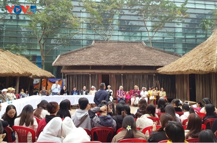 A performance of the Cham culture at the Cham house in the Vietnam Ethnology Museum (photo: Ngoc Anh/VOV5)