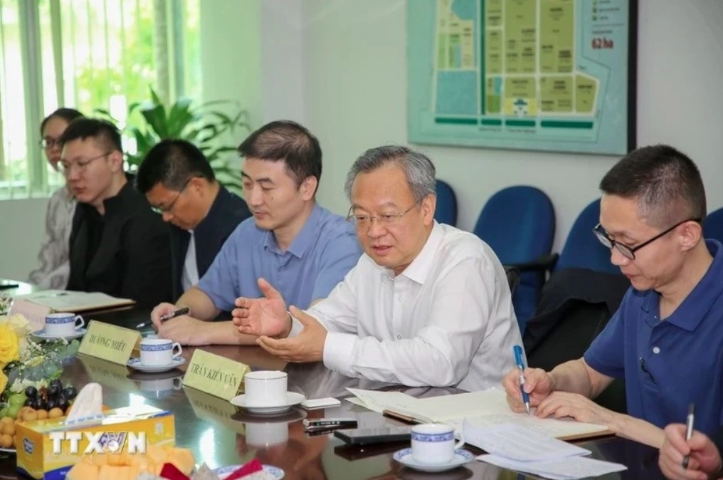 Editor-in-Chief of the People’s Daily of China Chen Jianwen (second from right) speaks at the event.