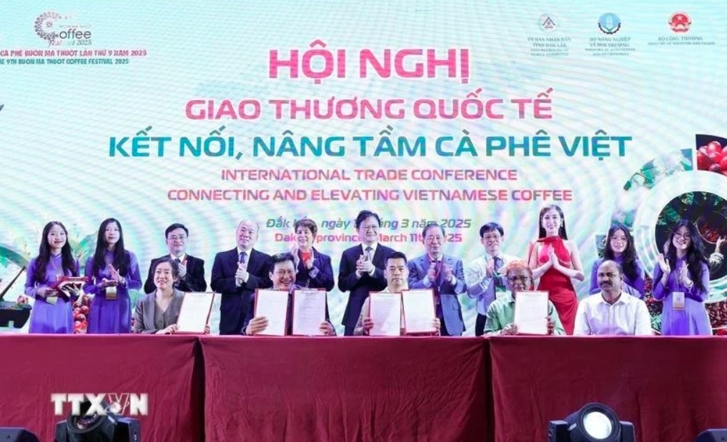 Representatives from agencies and businesses sign cooperation agreements at the conference.