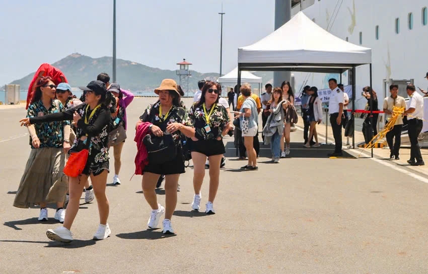 Star Navigator cruise ship docks at Cam Ranh International Port in Khanh Hoa province on March 25. (Photo: baogiaothong.vn)