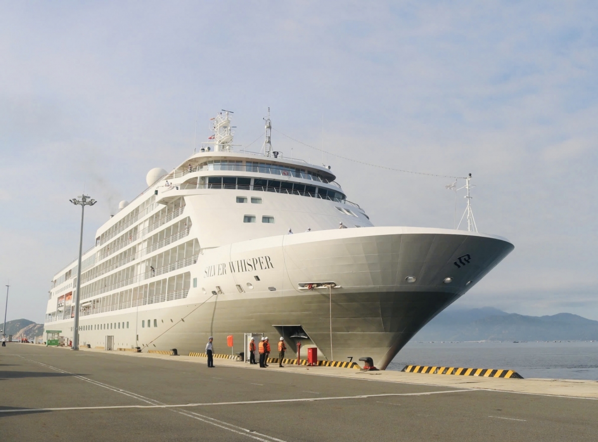 Cruise ship Silver Whisper brings 350 foreign tourists to Khanh Hoa on March 3. (Photo: baokhanhhoa.vn)