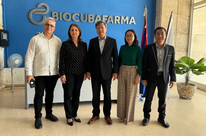 Vietnamese Ambassador to Cuba Le Quang Long and Mayda Mauri Pérez, President of BioCubaFarma and representatives of the embassy and BioCubaFarma