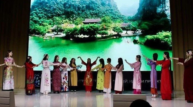A performance at the Vietnam Culture Day in Tyumen city, Rusia