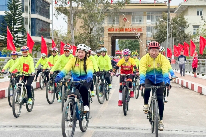 The cyclists start from the border gate pair of Hoanh Mo (Vietnam) – Dongzhong (China) (Photo: dantri.com.vn)