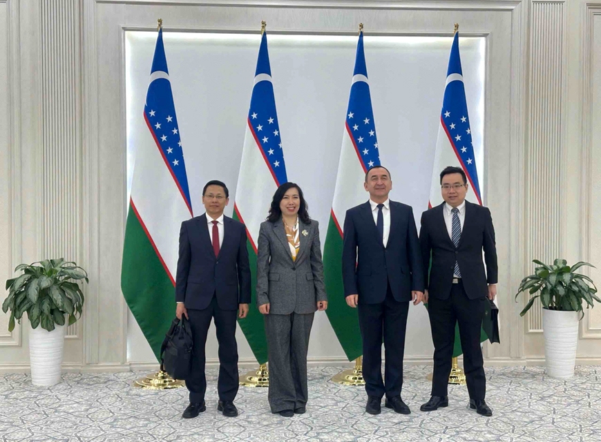 Vietnamese Deputy Foreign Minister Le Thi Thu Hang (second from left) and her Uzbekistan counterpart Khaydarov (second from right) pose for a photo ahead of the Vietnam - Uzbekistan political consultation in Tashkent on March 4