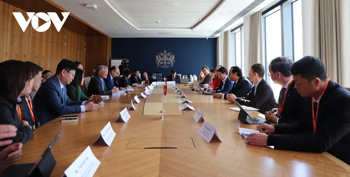 Vietnamese Deputy Prime Minister Nguyen Hoa Binh holds a working session with Julia Holgate, CEO of the London Stock Exchange, during his ongoing visit to the UK