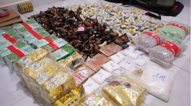 The police seize 30kg of various kinds of drugs at the scene 