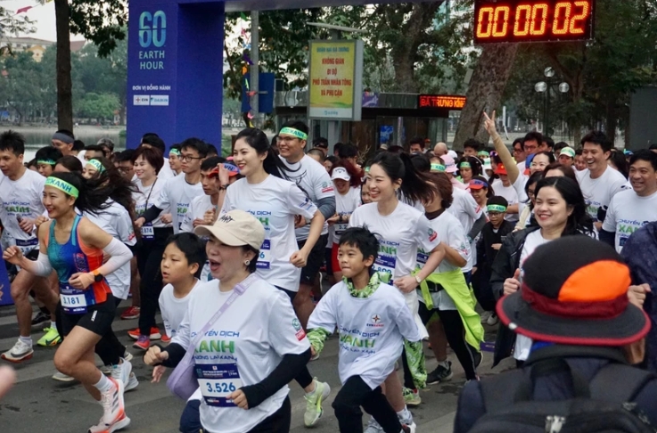 Crowds join a running event to support the Earth Hour
