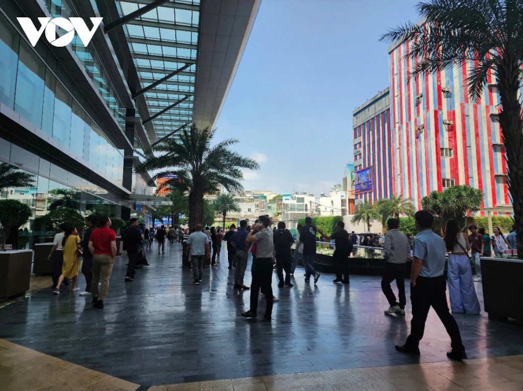 Employees of the Viettel building in District 10 suddenly feel a slight shaking at around 1:20 p.m. on March 28.