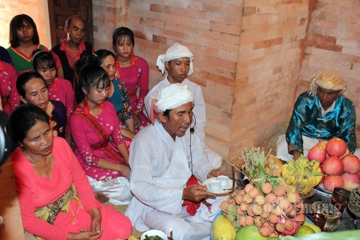 The tower-opening ceremony at the Kate Festival (photo: congthuong.vn)