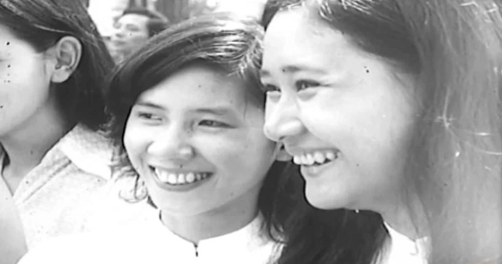 Smiles on Reunification Day in the documentary "Thang Nam: Nhung Guong Mat" (The Faces of May) by director-People's Artist Dang Nhat Minh. (Screenshot photo taken from the film) documentary Tháng Năm: Những Gương Mặt (The Faces of May)