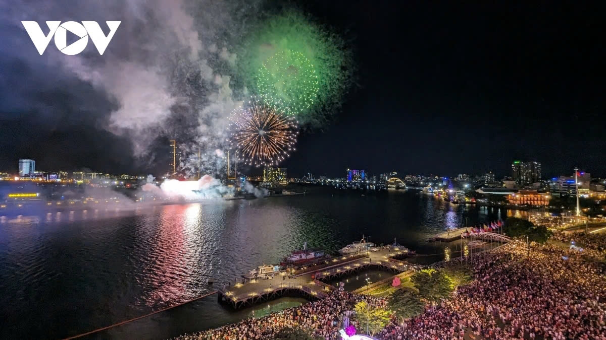 Thousands flock to the Saigon River banks to watch a spectacular fireworks display on April 30, 2024, marking 49 years of Southern Liberation and National Reunification of Vietnam.