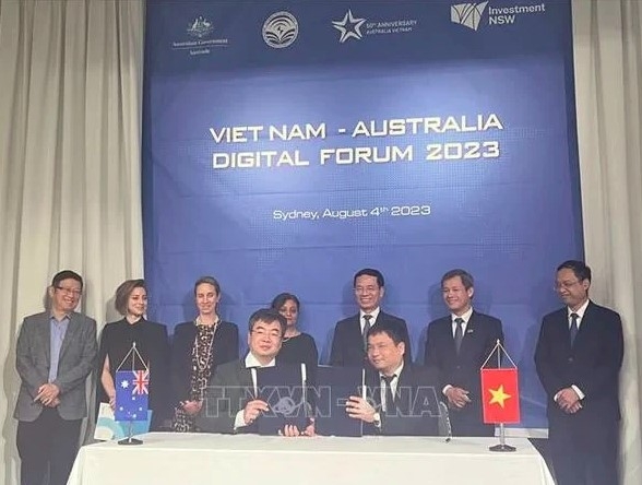 At the MoU signing ceremony between UTS and PTIT in 2023.