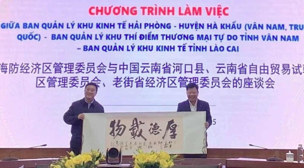 A leader of Hekou county (Yunnan, China) presents a souvenir to Le Trung Kien (R), head of the Hai Phong Economic Zone Authority.