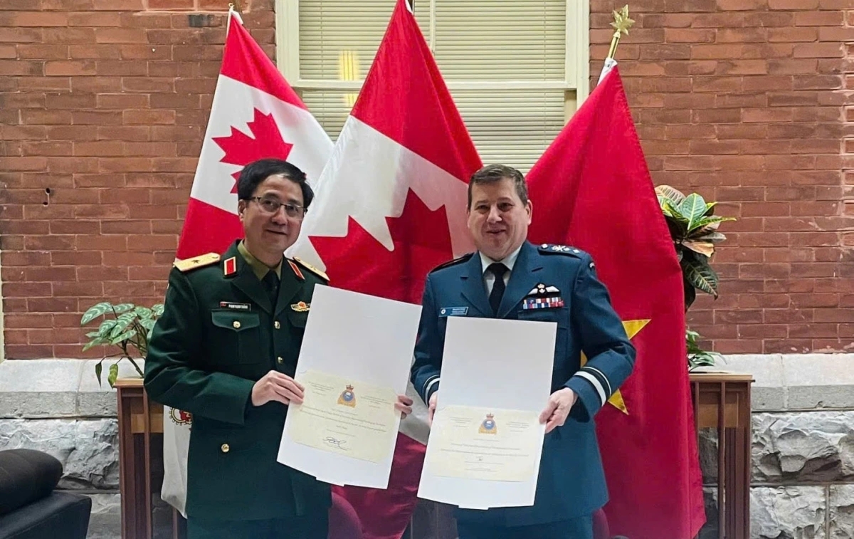 Representatives from the Ministries of Defence of Vietnam and Canada exchange the list of cooperation on peacekeeping