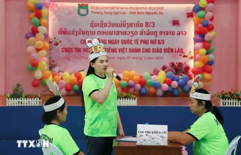 A team introduces themselves and the reason for participating in the contest in Vietnamese.