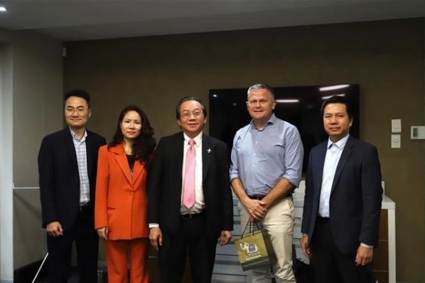 A delegation from Vietnam's Ministry of Industry and Trade meets with representatives of Airlink, South Africa.