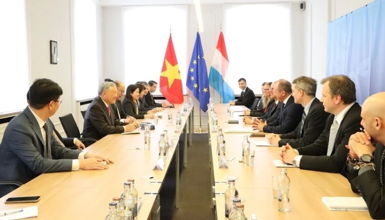 The meeting between Permanent Deputy PM Nguyen Hoa Binh and Luxembourg Minister of Finance Gilles Roth on March 21