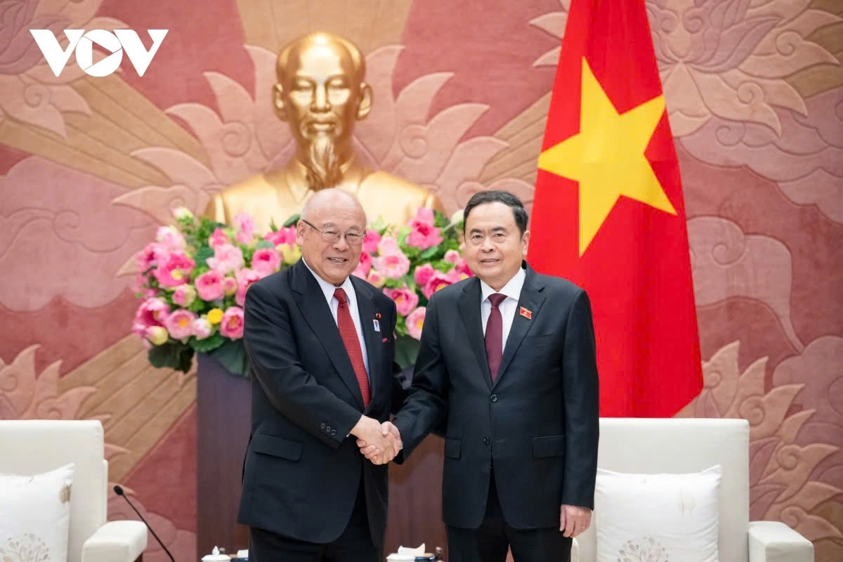 National Asembly Chairman Tran Thanh Man (R) and Takebe Tsutomu, Special Advisor of the Japan-Vietnam Parliamentary Friendship Alliance, during their meeting in Hanoi on March 11