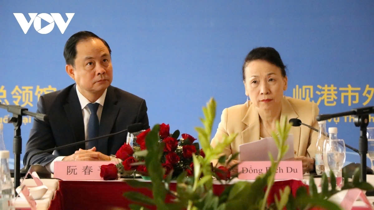 Nguyen Xuan Binh, Director of the Da Nang Department of Foreign Affairs and Dong Biyou, Consul General of China in Da Nang co-chairs the seminar