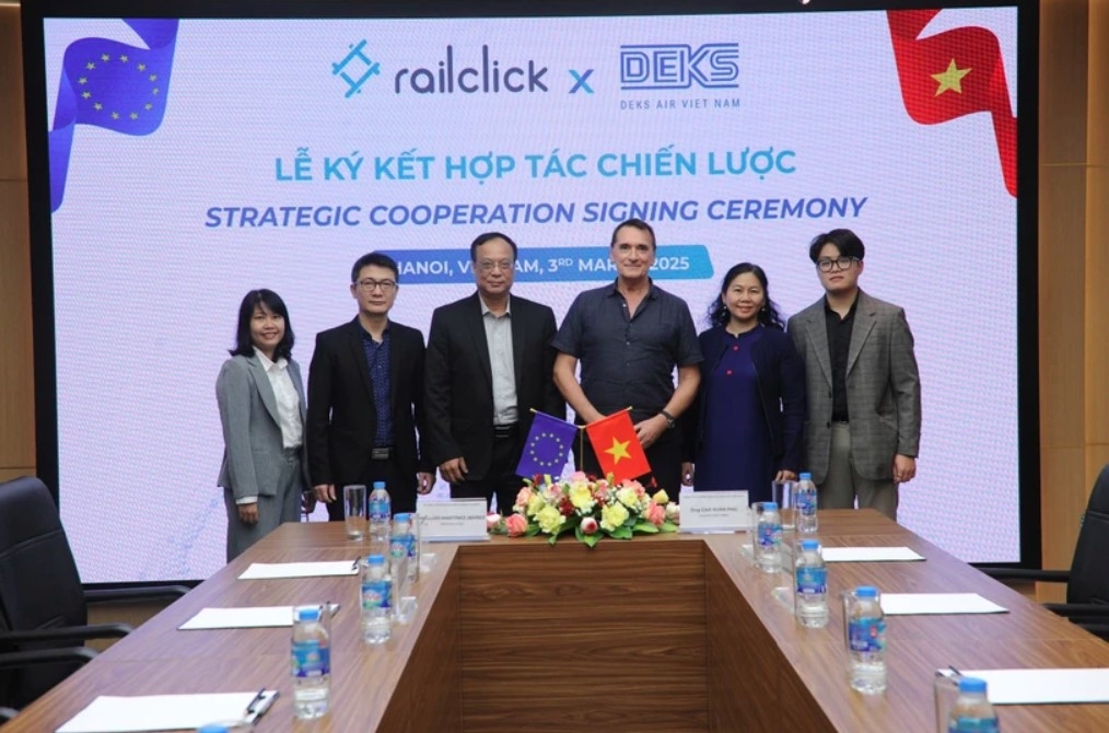 Delegates at the signing ceremony (Photo: doanhnghieptiepthi.vn)
