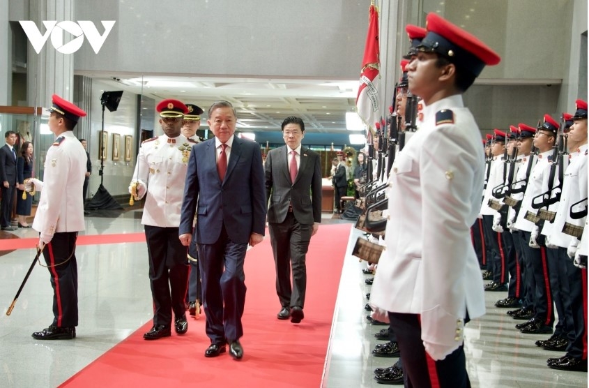 Party General Secretary To Lam and PM Lawrence Wong review the Singapore Guard of Honor