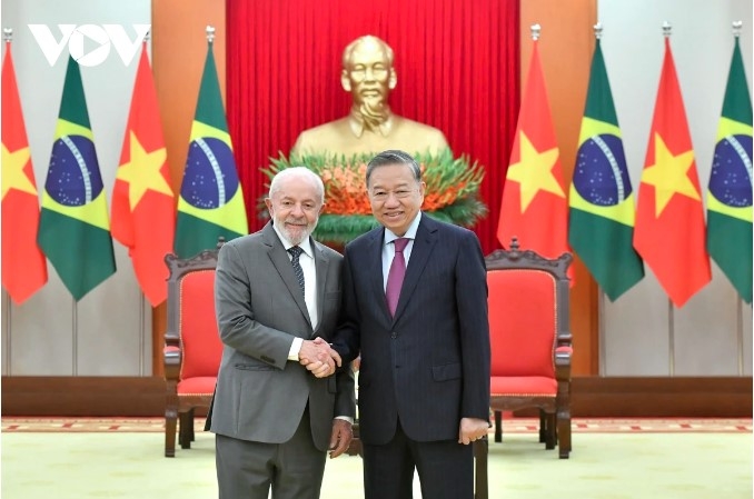 Party General Secretary To Lam (R) welcomes Brazilian President Luiz Inacio Lula da Silva