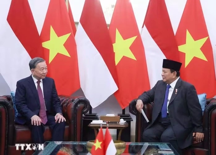 Party General Secretary To Lam and President and Chairman of the Great Indonesia Movement Party (Gerindra) Prabowo Subianto