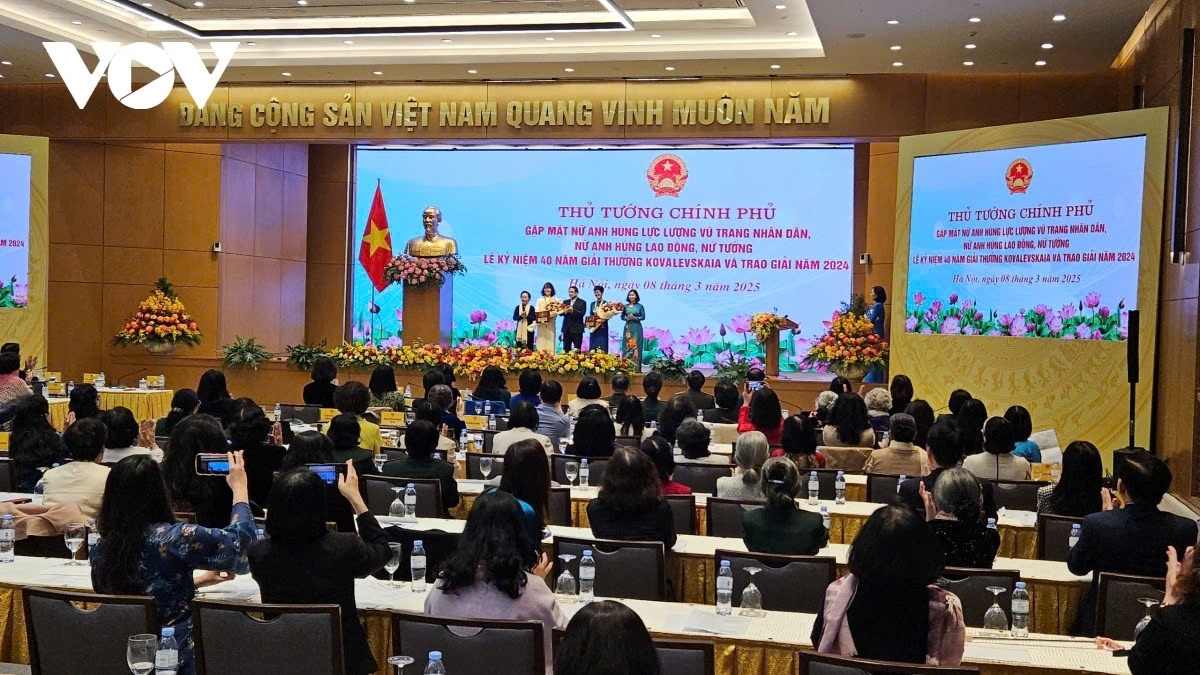 Prime Minister Pham Minh Chinh presents the 2024 Kovalevskaia Award to two outstanding scientists at the ceremony