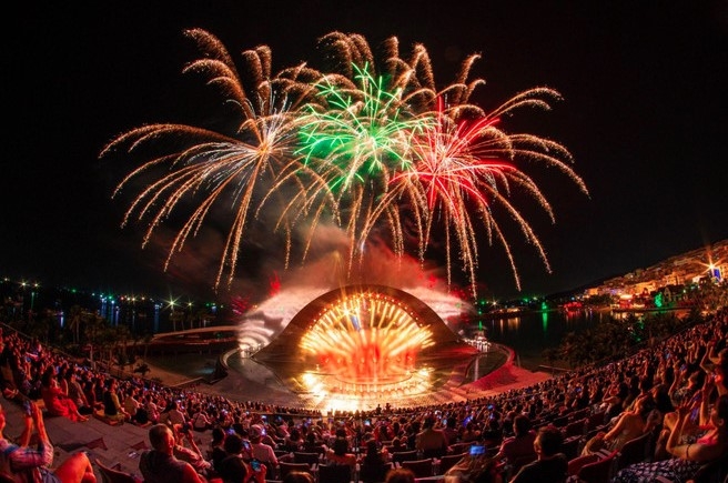 Thousands of visitors gather in Sunset Town, Phu Quoc, for the Kiss of the Sea Show and nightly fireworks. (Photo: Sun Group)