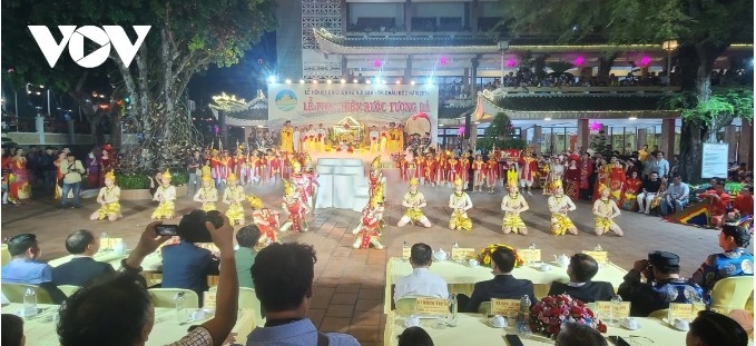 Reenactment of the procession of the Ba Chua Xu Goddess statue at Sam Mountain