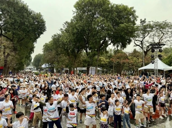 Runners warm-up before taking part in the third Francophonie Run on March 29 in Hanoi. (Photos: courtesy of organisers)