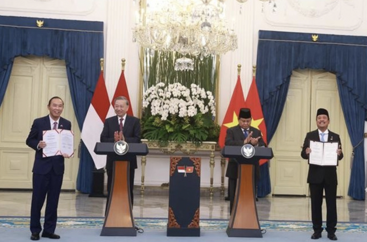 General Secretary of the Communist Party of Vietnam Central Committee To Lam and Indonesian President Prabowo Subianto witness the exchange of cooperation agreements between the two countries (Photo: VNA)